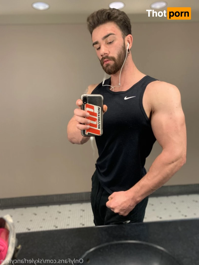 Skyler Flexes 2675165