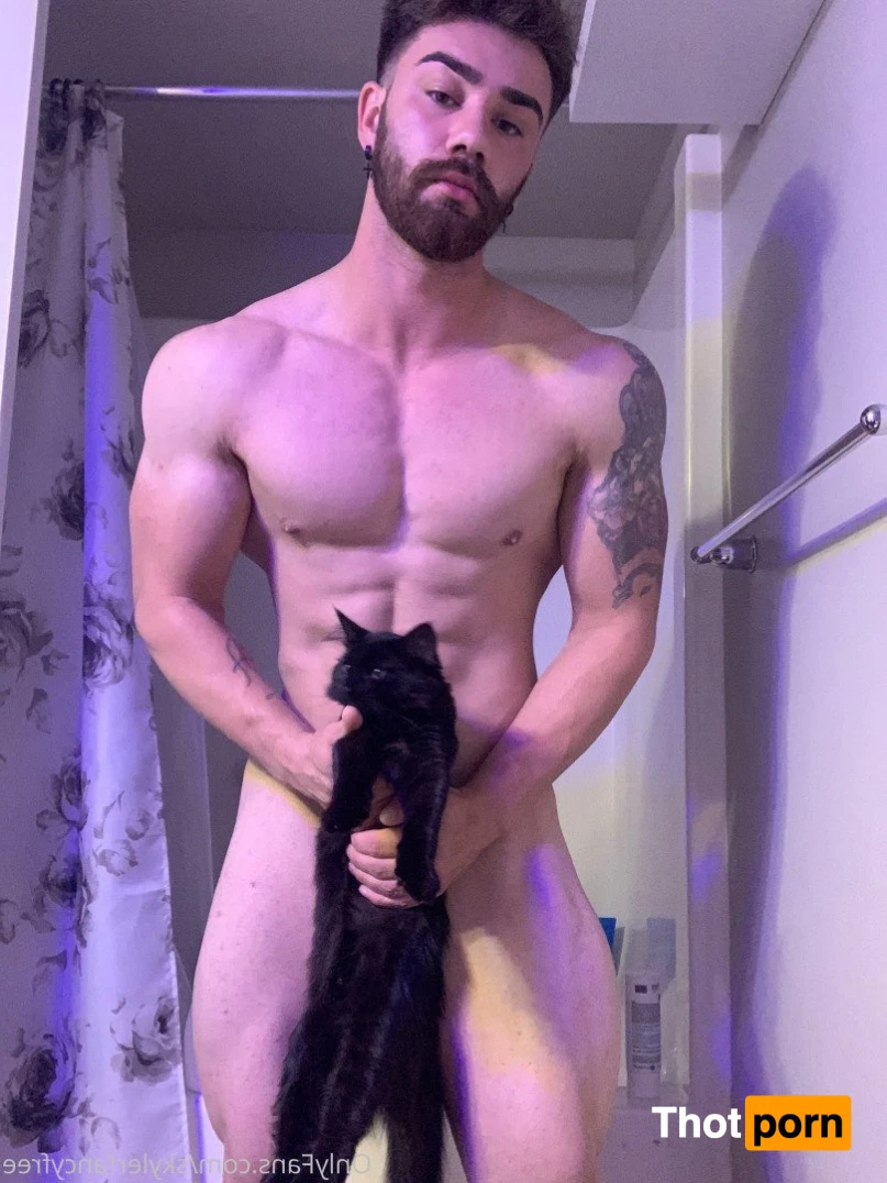 Skyler Flexes 2675175