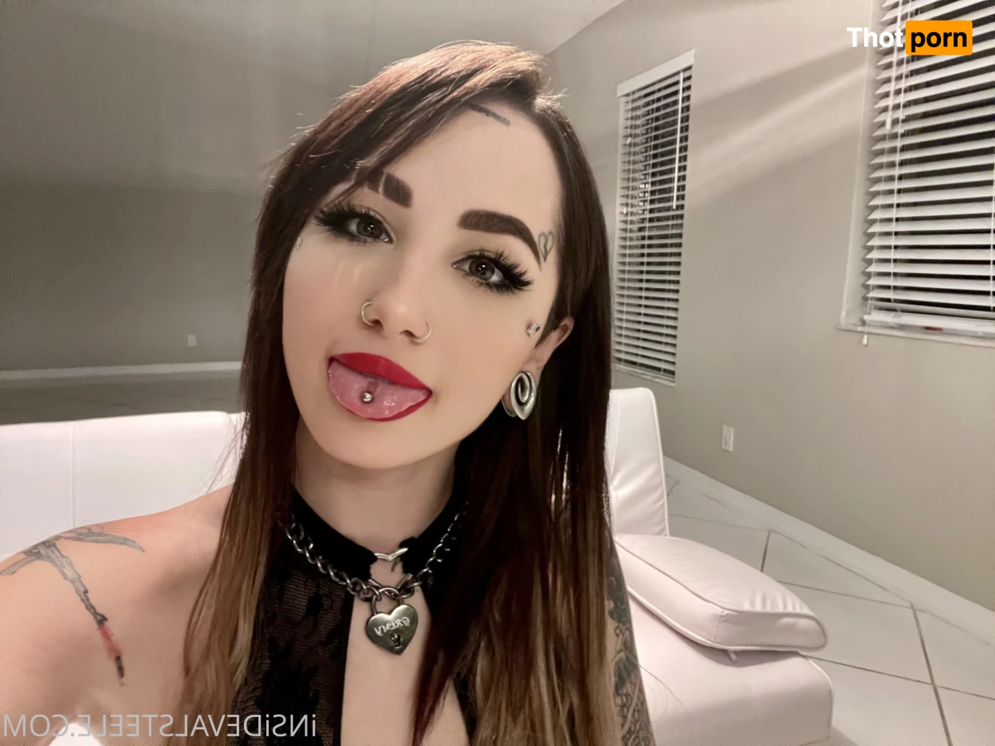 VALERiCA STEELE 15163737