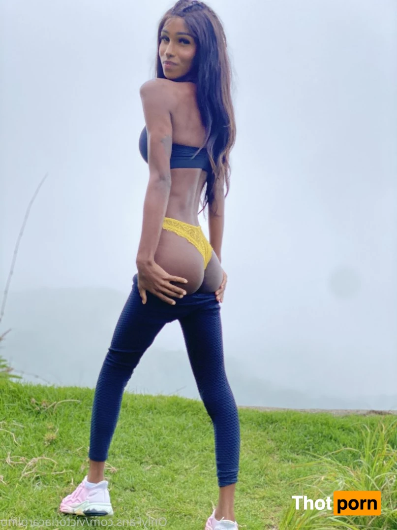 victoriacarolino 2590784