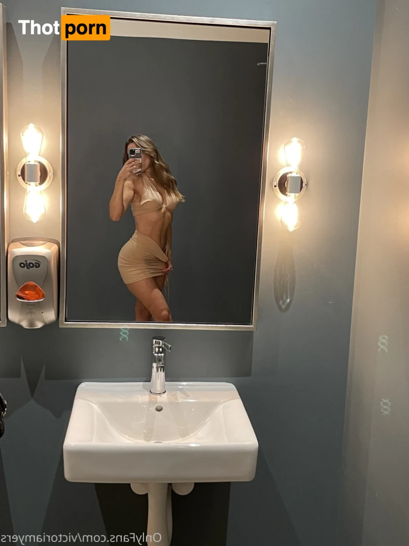 Victoria Myers 14890290