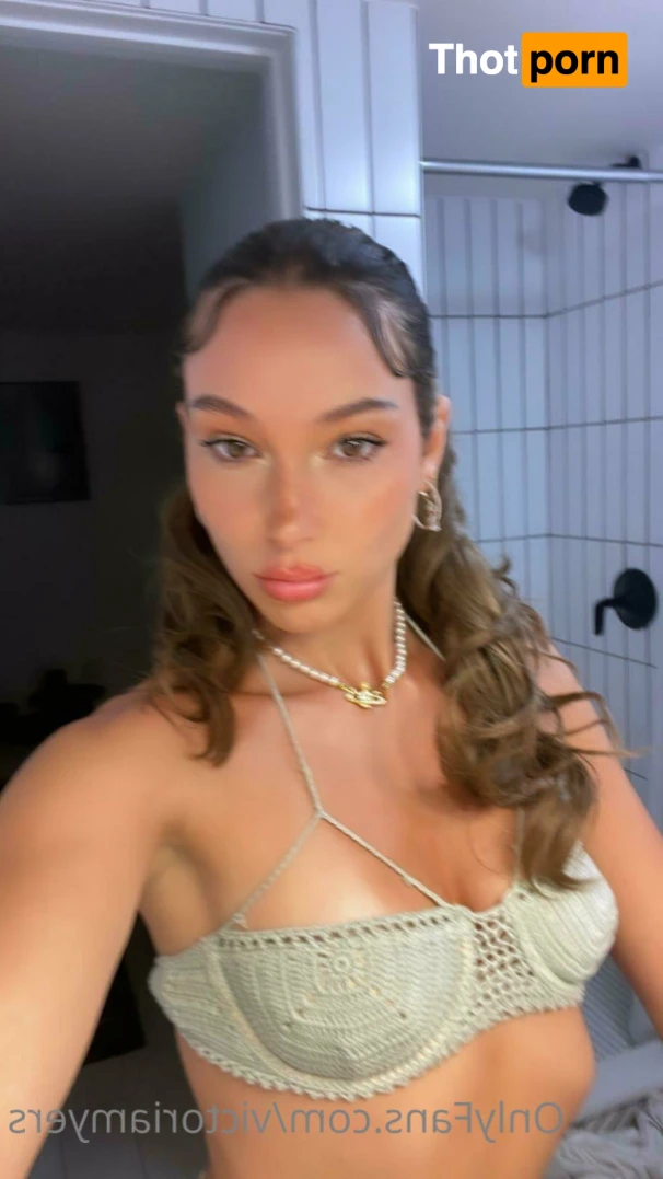 Victoria Myers 14890355