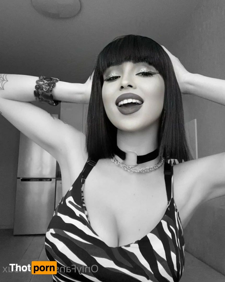 👄  Mia 👄 4661896