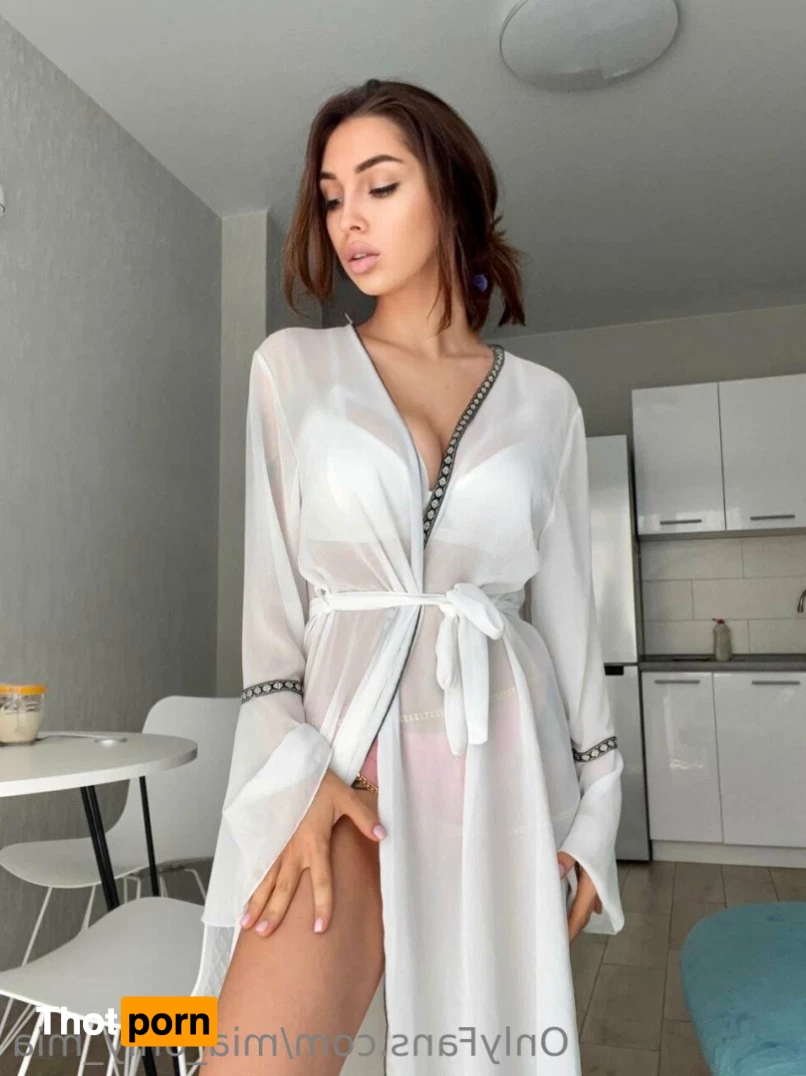 👄  Mia 👄 7805705