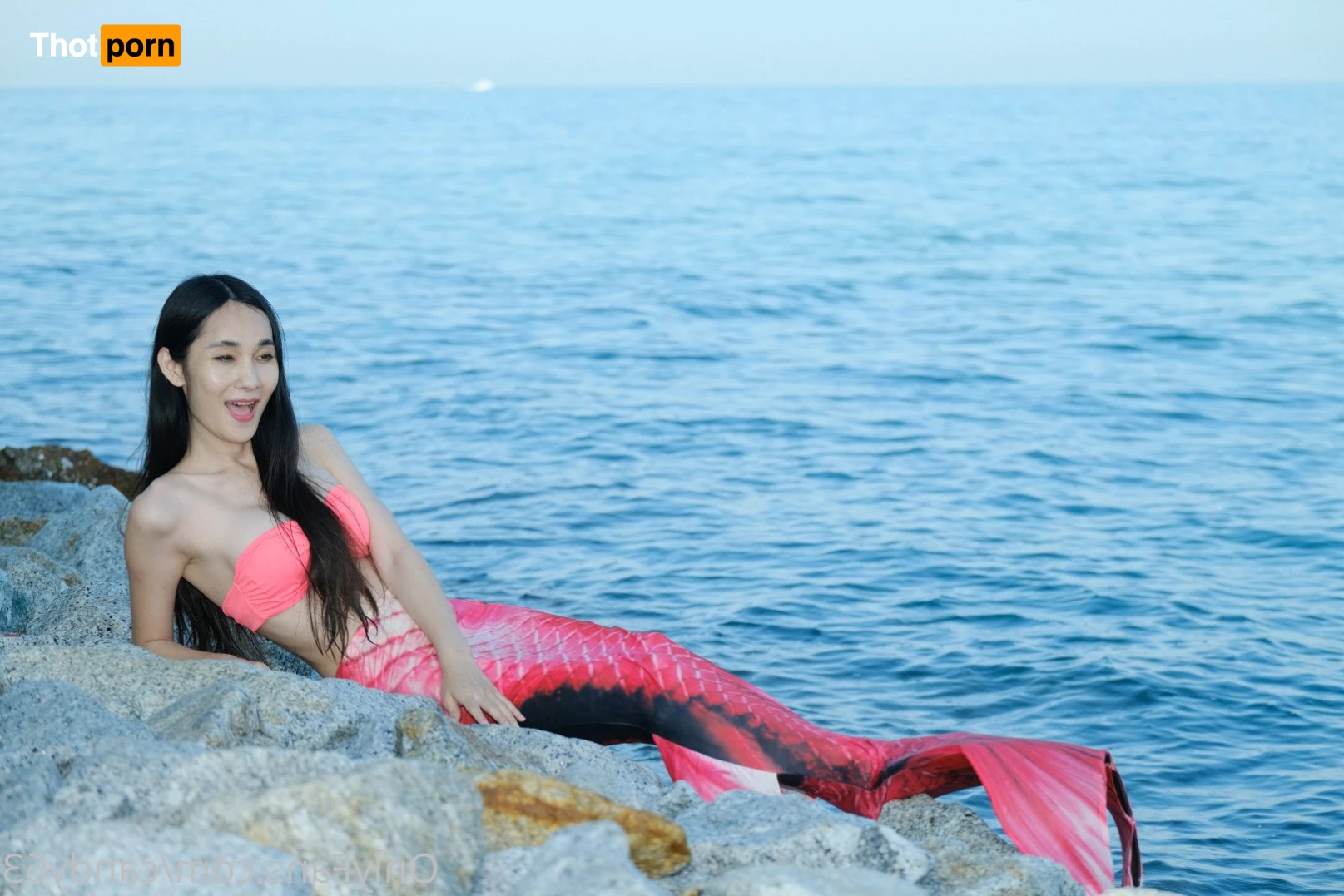 Asian pregnant mom and daughter 5262600