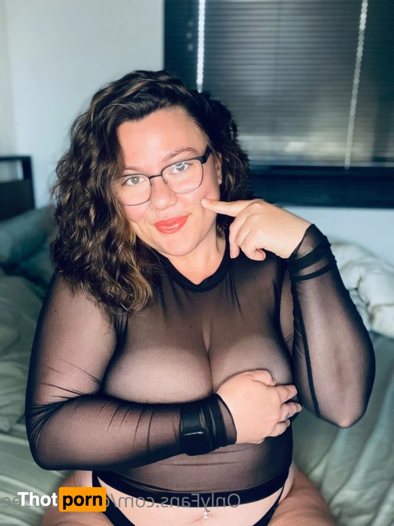 @curvy.chloee.