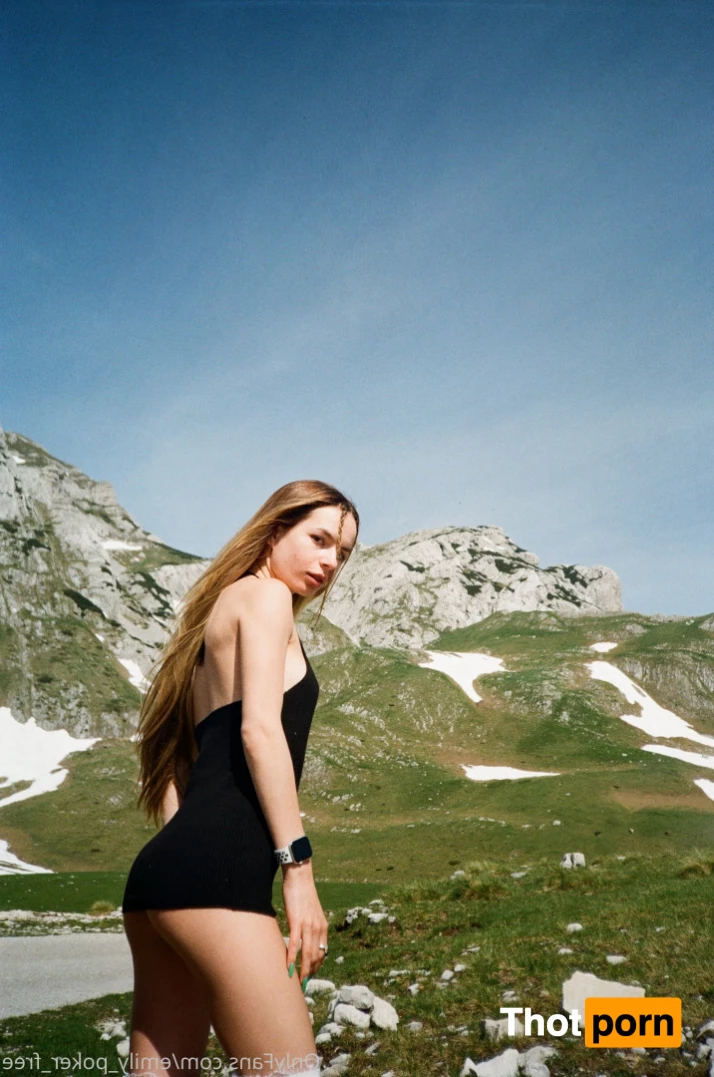 Emily wants to play🍓 5762107