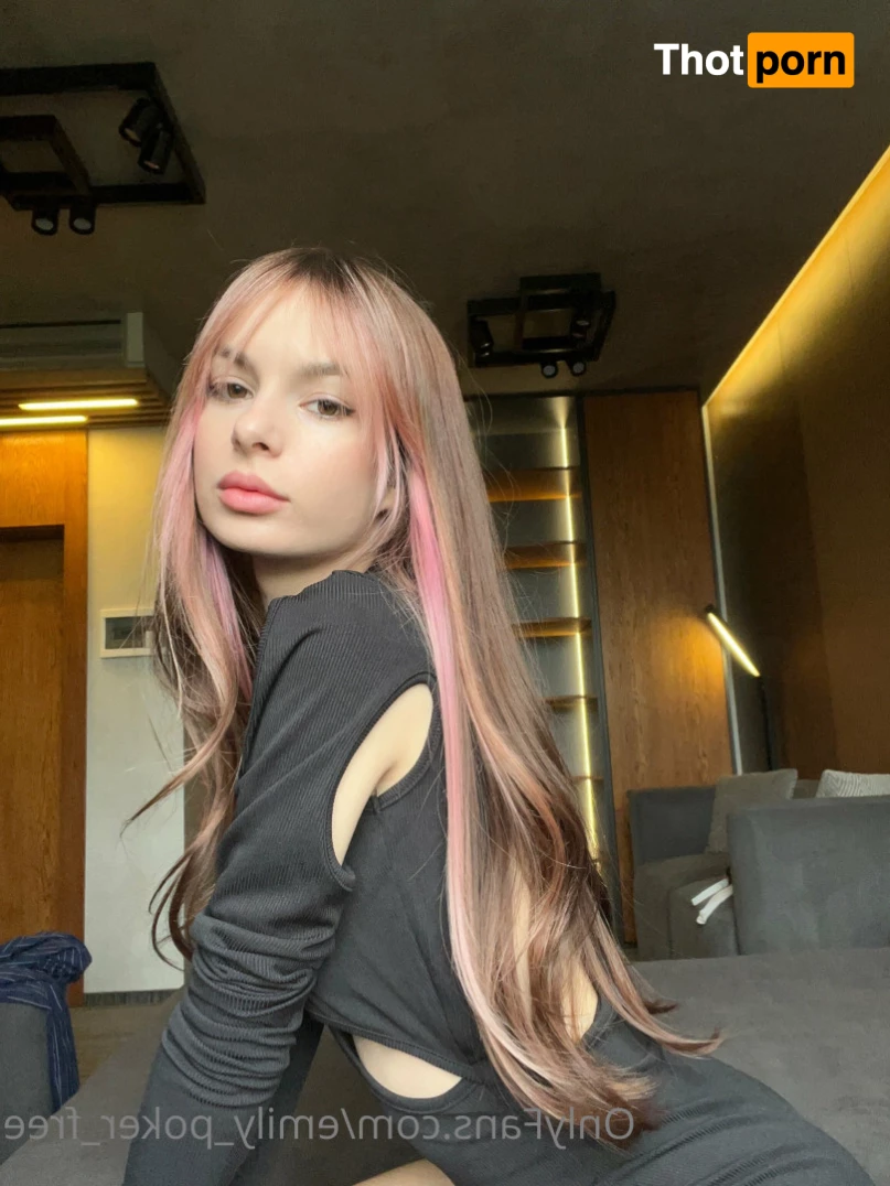 Emily wants to play🍓 5762160