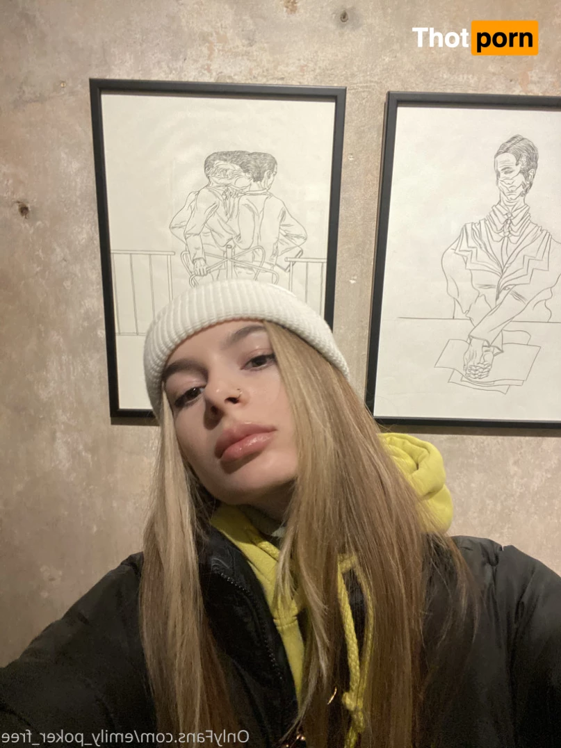 Emily wants to play🍓 5762340