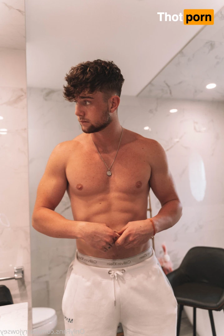 Harry Jowsey 12677879