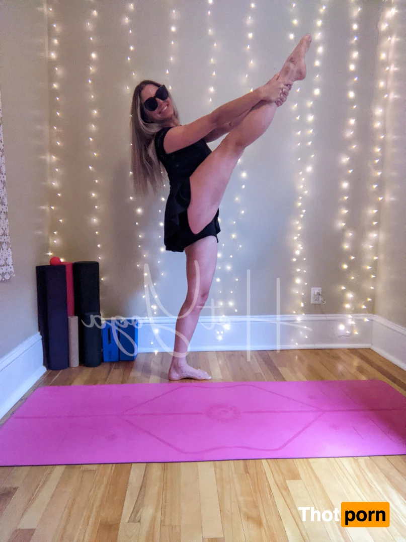 Hot Yoga Free 🕉️💕 5756762