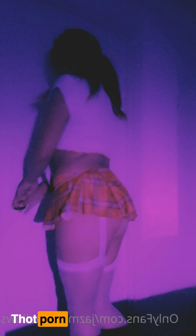 Jazmine Swallows 5499671