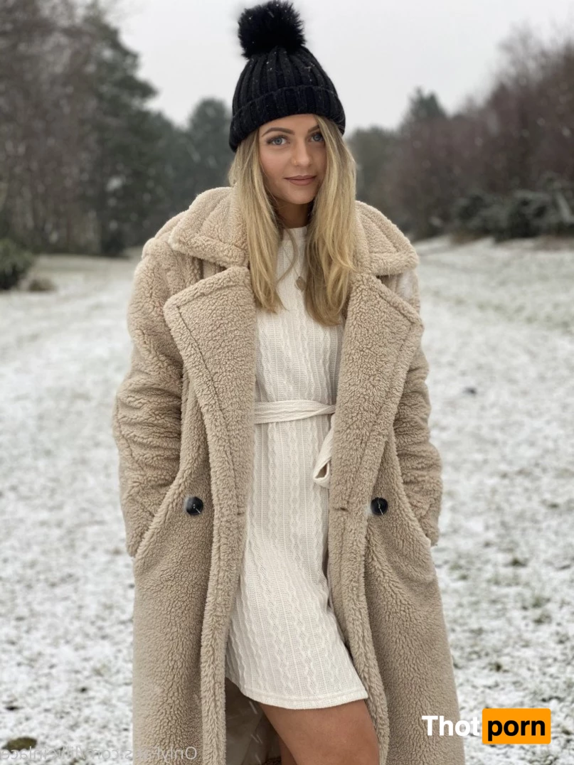 Lillie &amp; Roman’s Video Shop 5396761