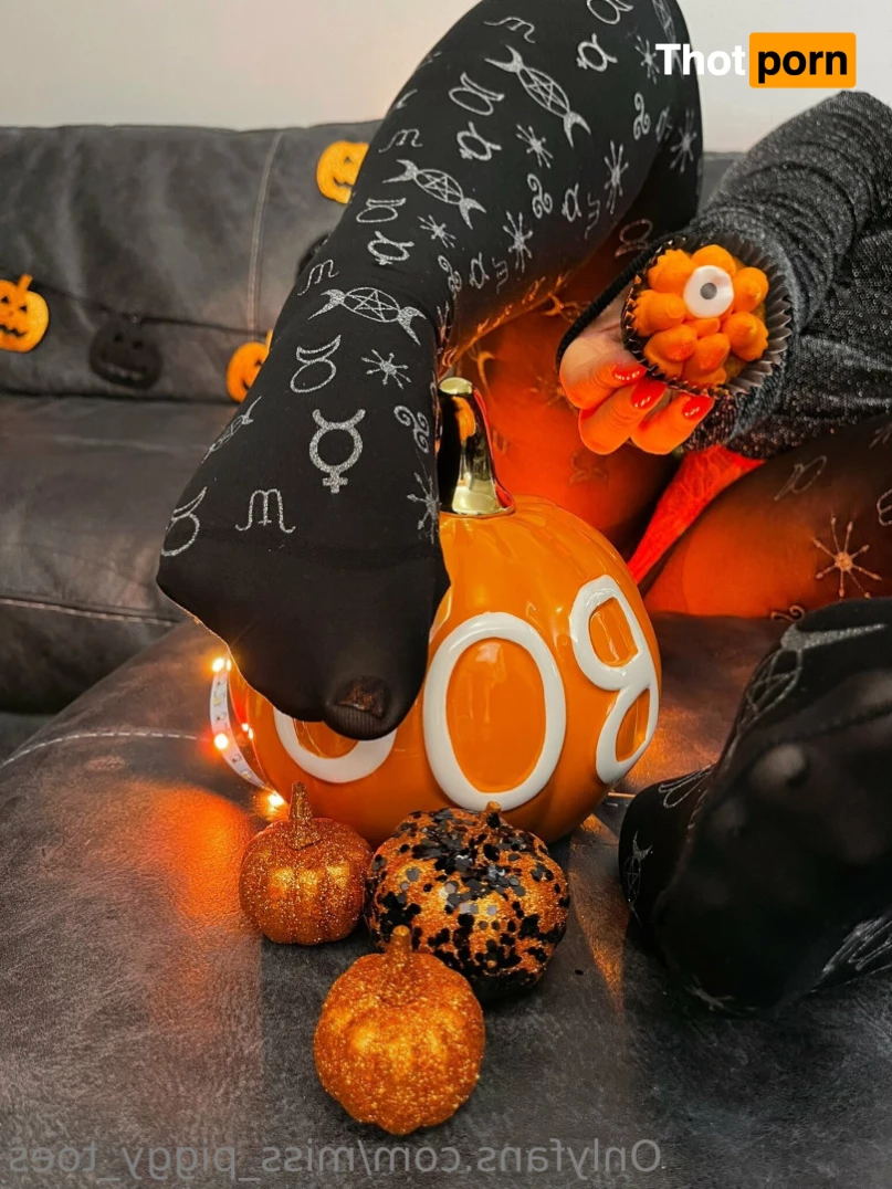 Miss.Piggytoes FREE 7728061