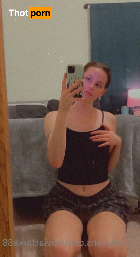 olivia clarke 5284602