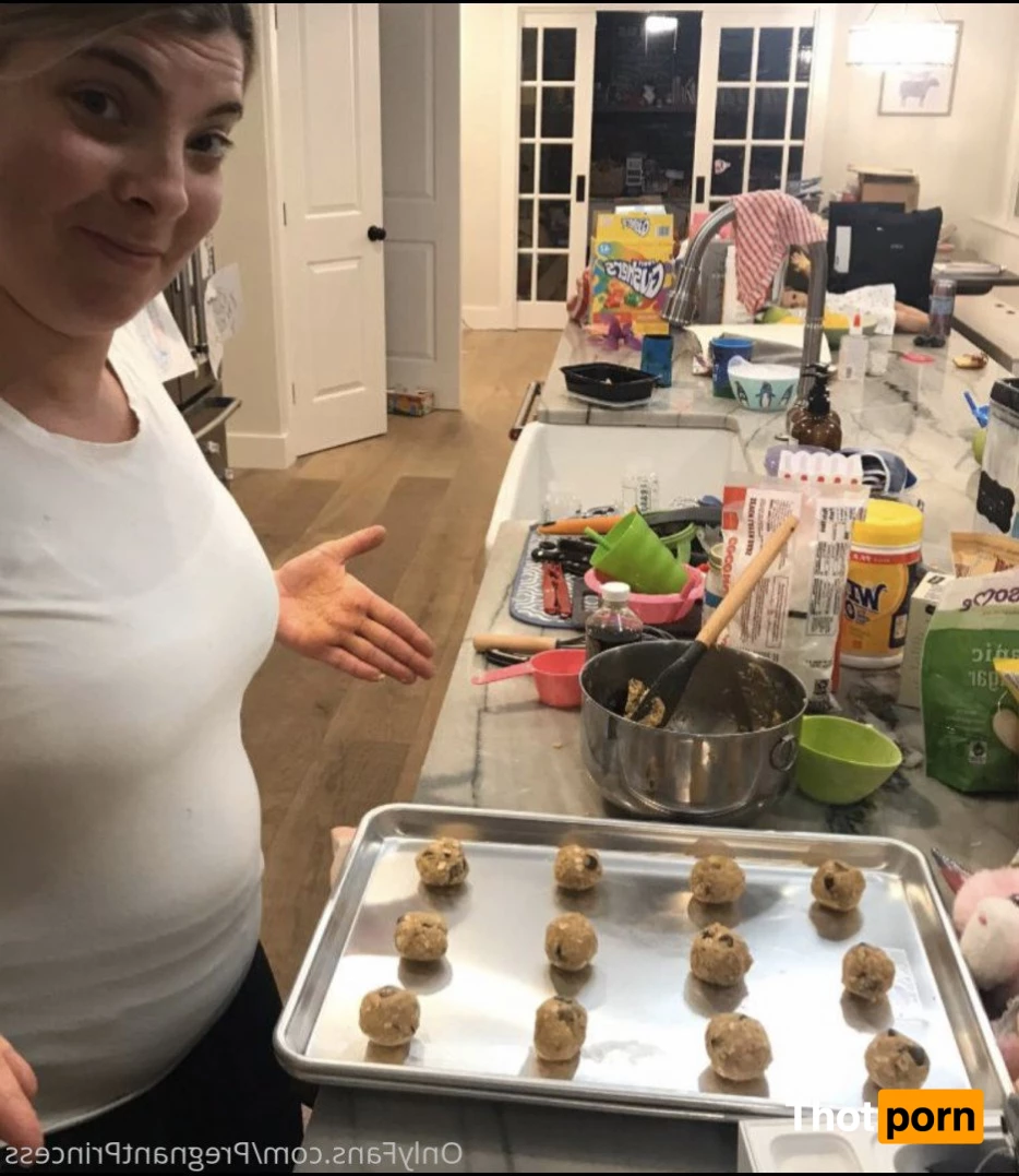 Pregnant Baking 5036455