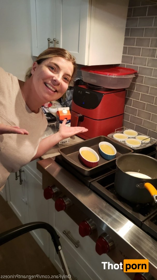 Pregnant Baking 5036619