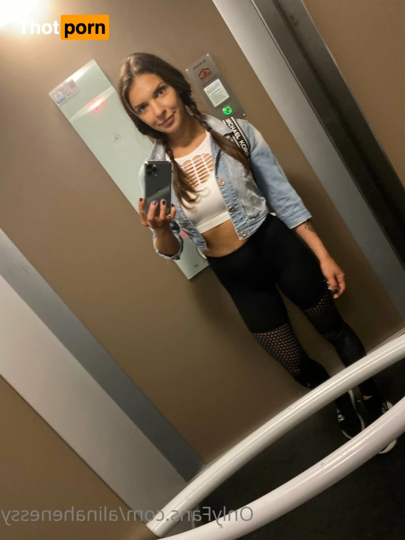 Alina Henessy 4748360