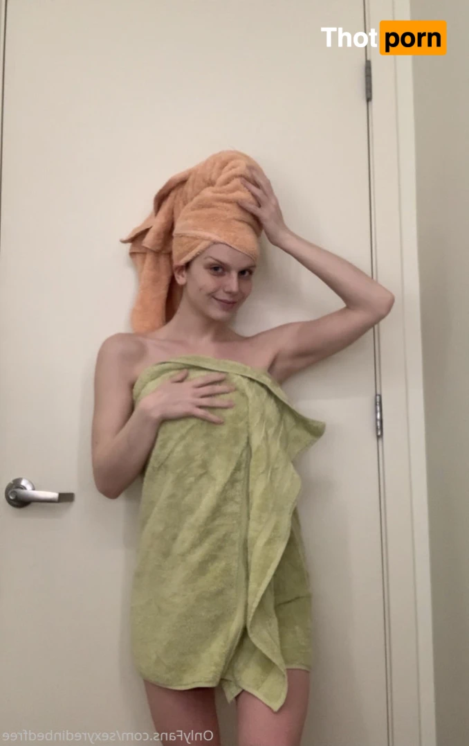 SexyRedinBedFree 14999247