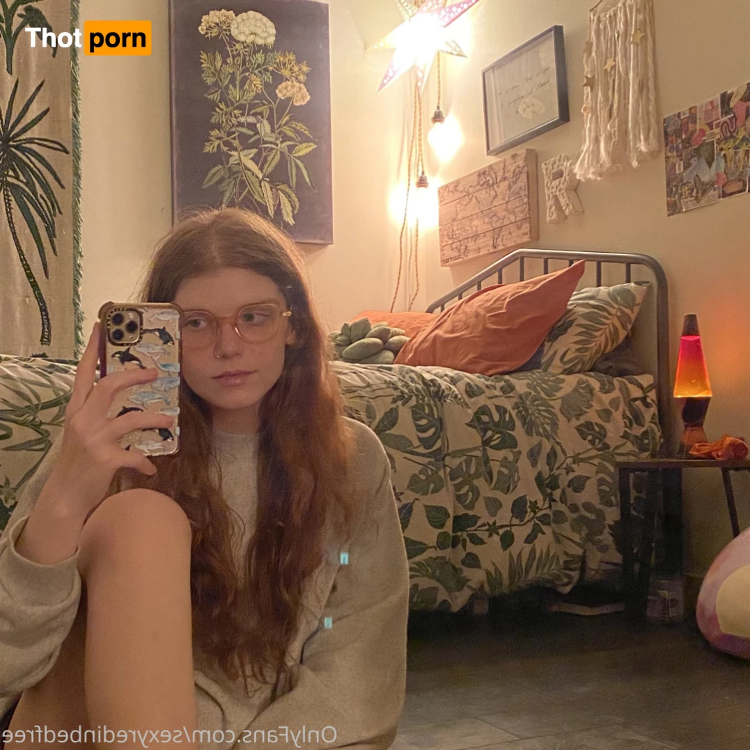 SexyRedinBedFree 14999328