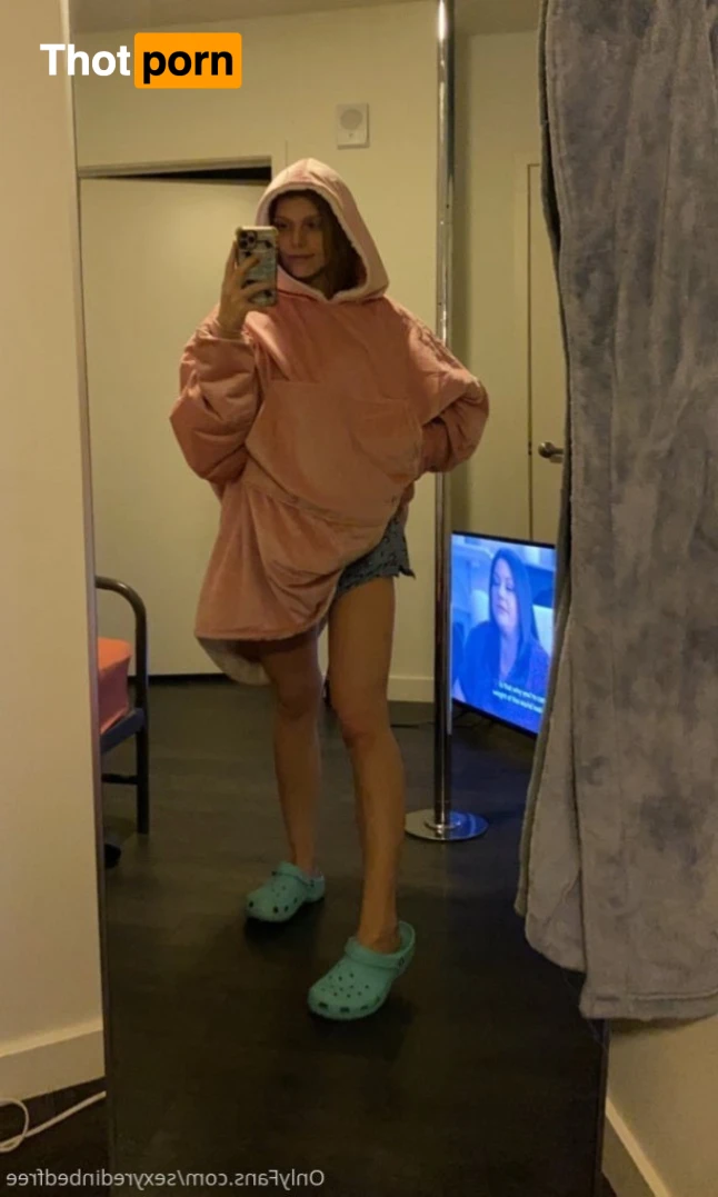 SexyRedinBedFree 14999963