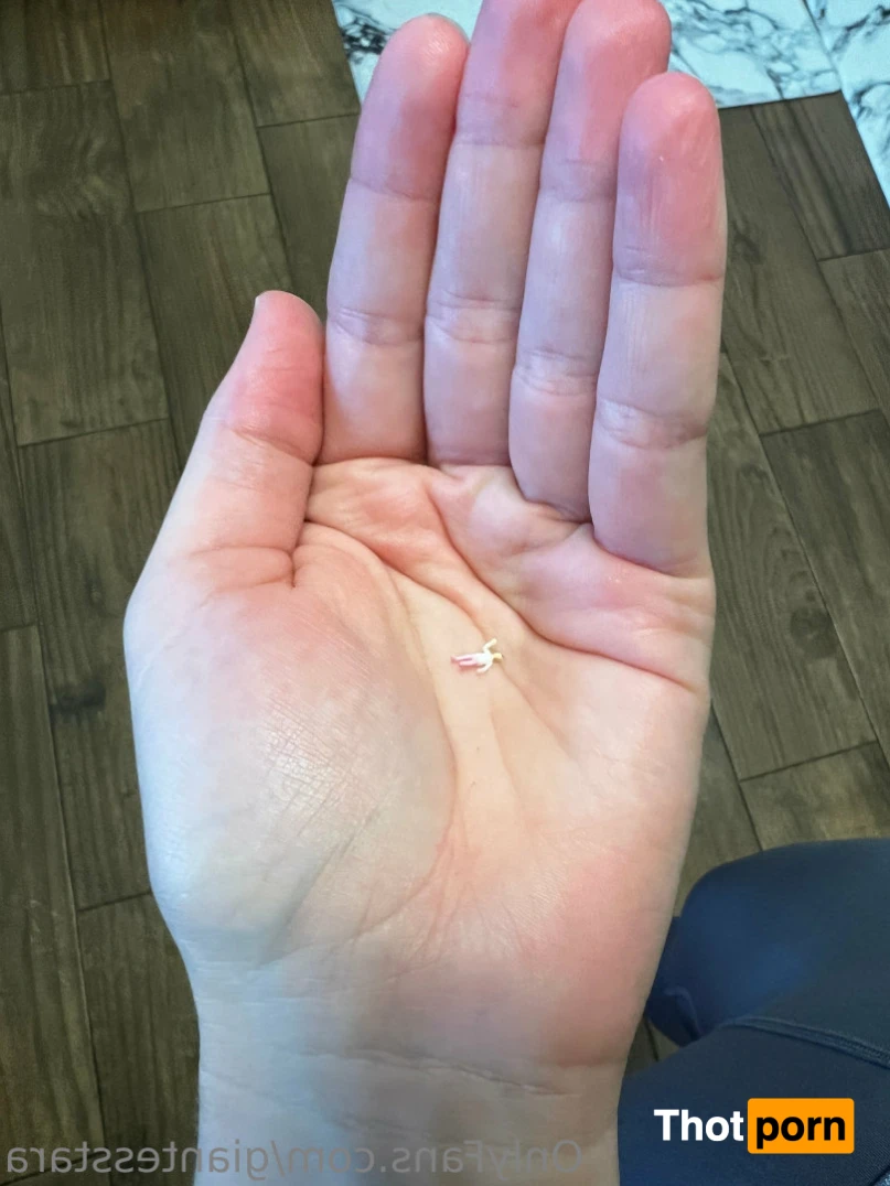 Giantess Tara 14482052