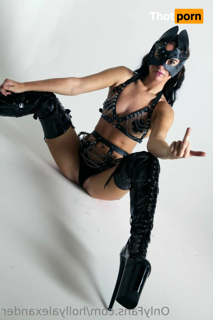 Holly Alexander 7145973