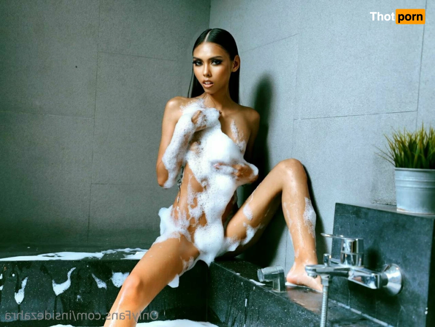 Inside Zahra 9212619