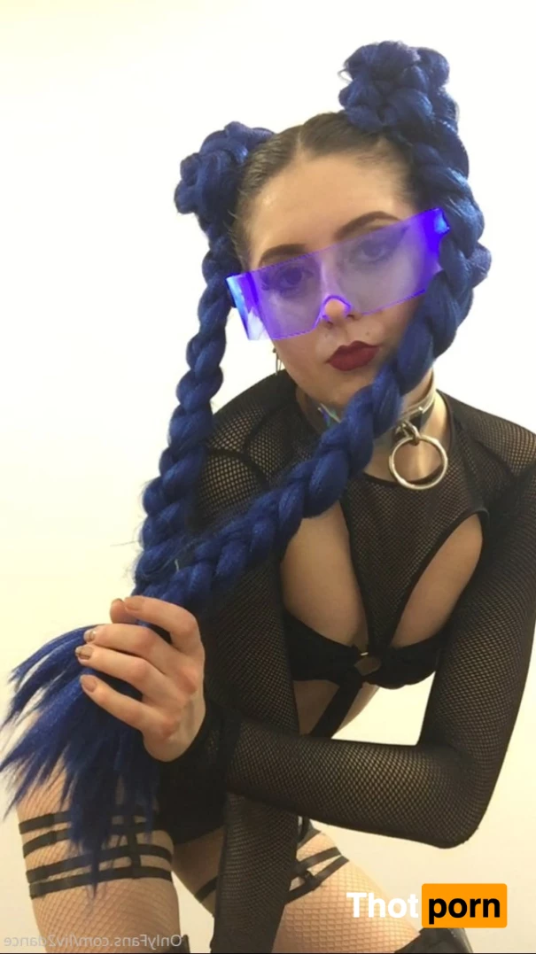 Dancing with Liv 6940492