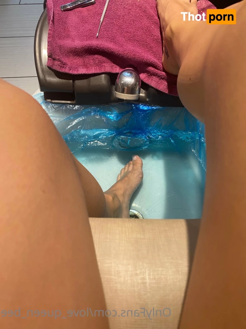 She’s Queen Bee 7443422