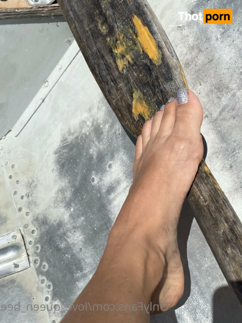 She’s Queen Bee 7443452