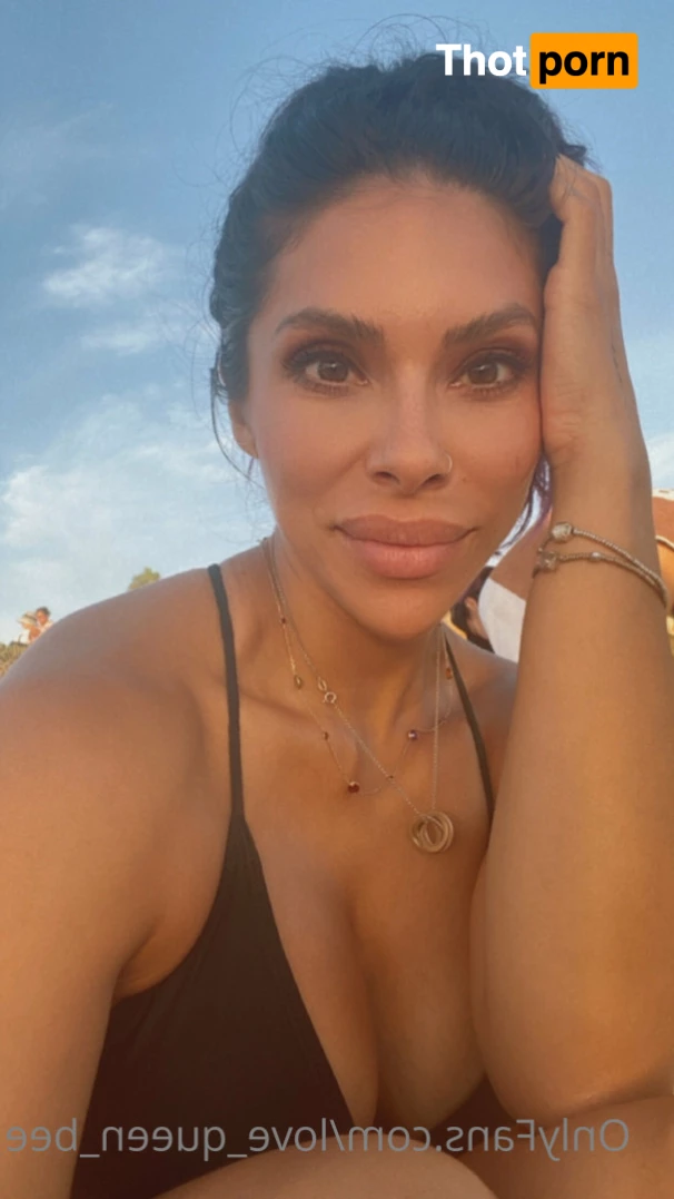 She’s Queen Bee 7443463