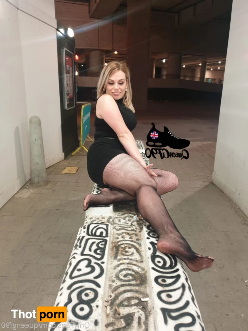 The Foot Queen of England 7163216