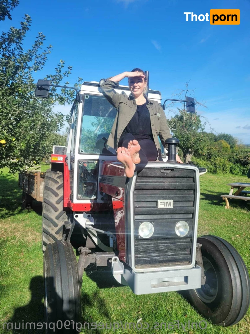 The Foot Queen of England 7169351