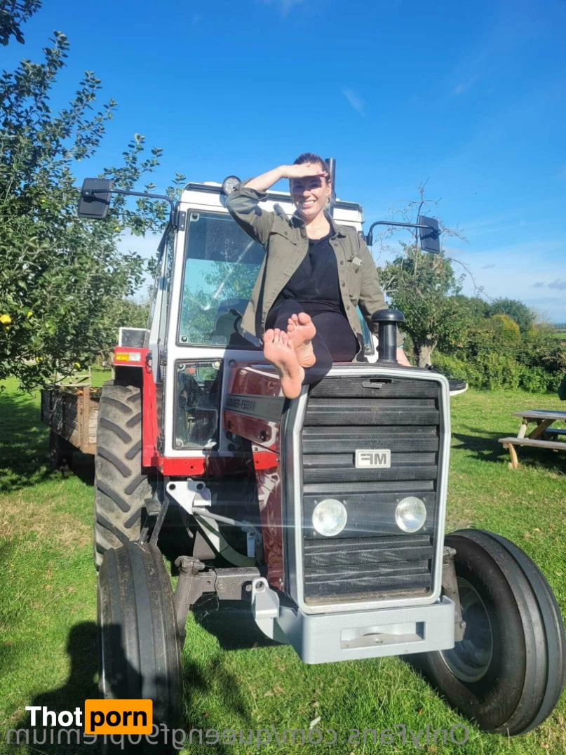 The Foot Queen of England 7177787