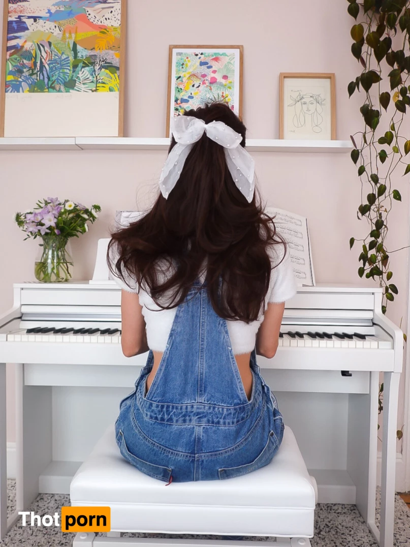 Shy Charlotte 6914935