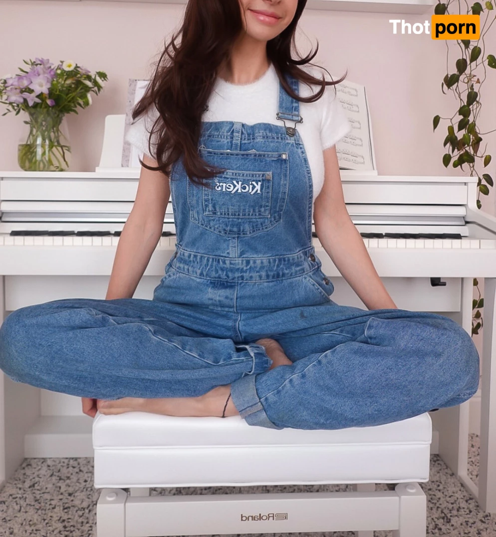 Shy Charlotte 6915016