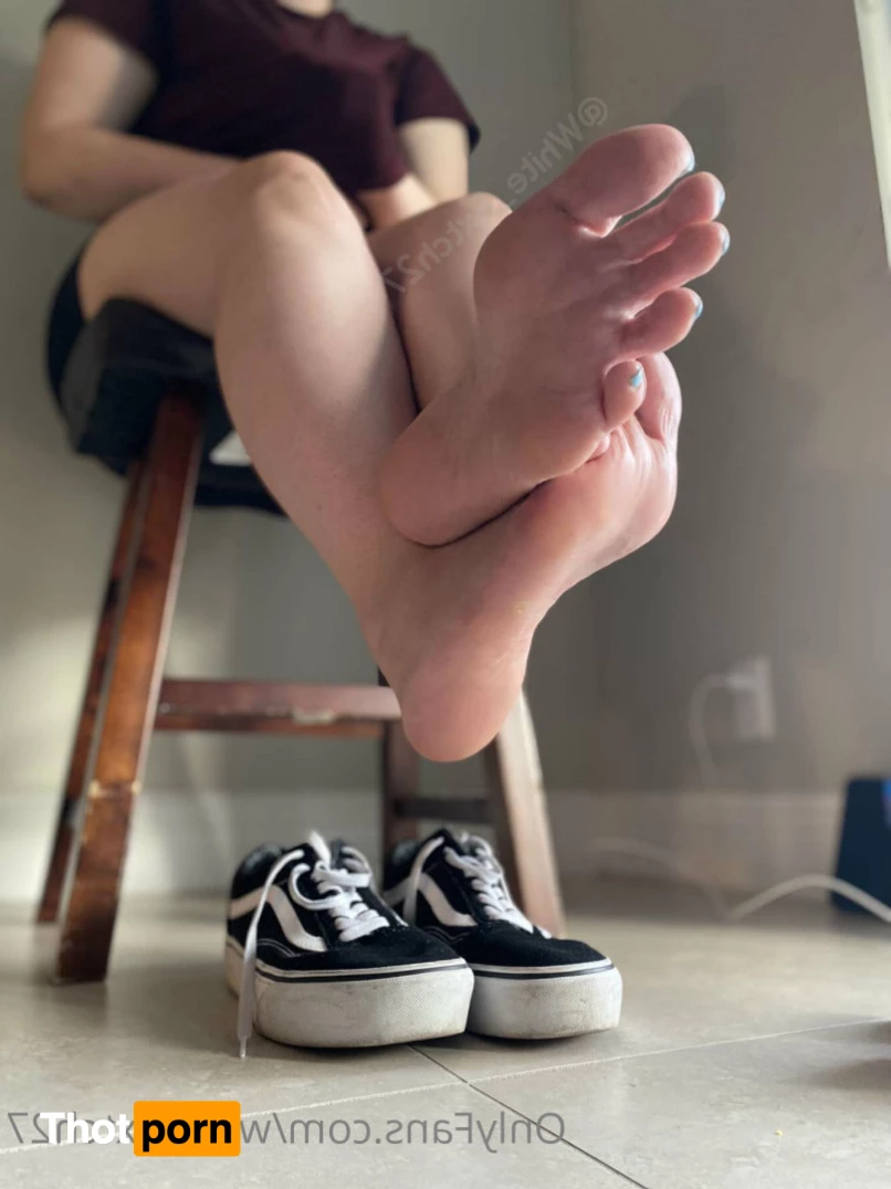 WhiteBxtch27 6880454