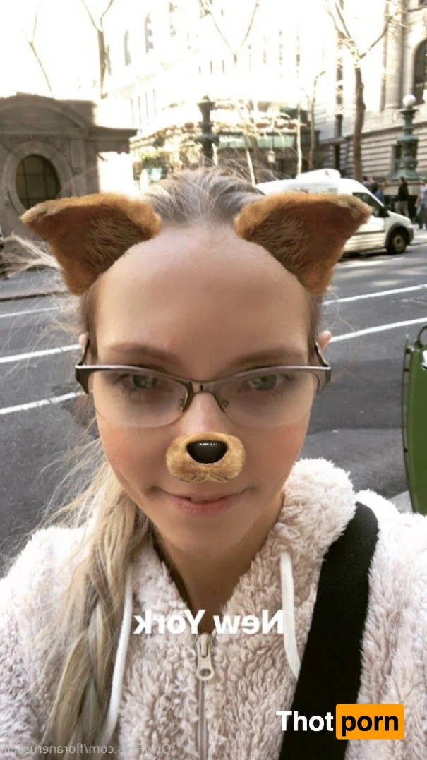 Florane Russell 15898135