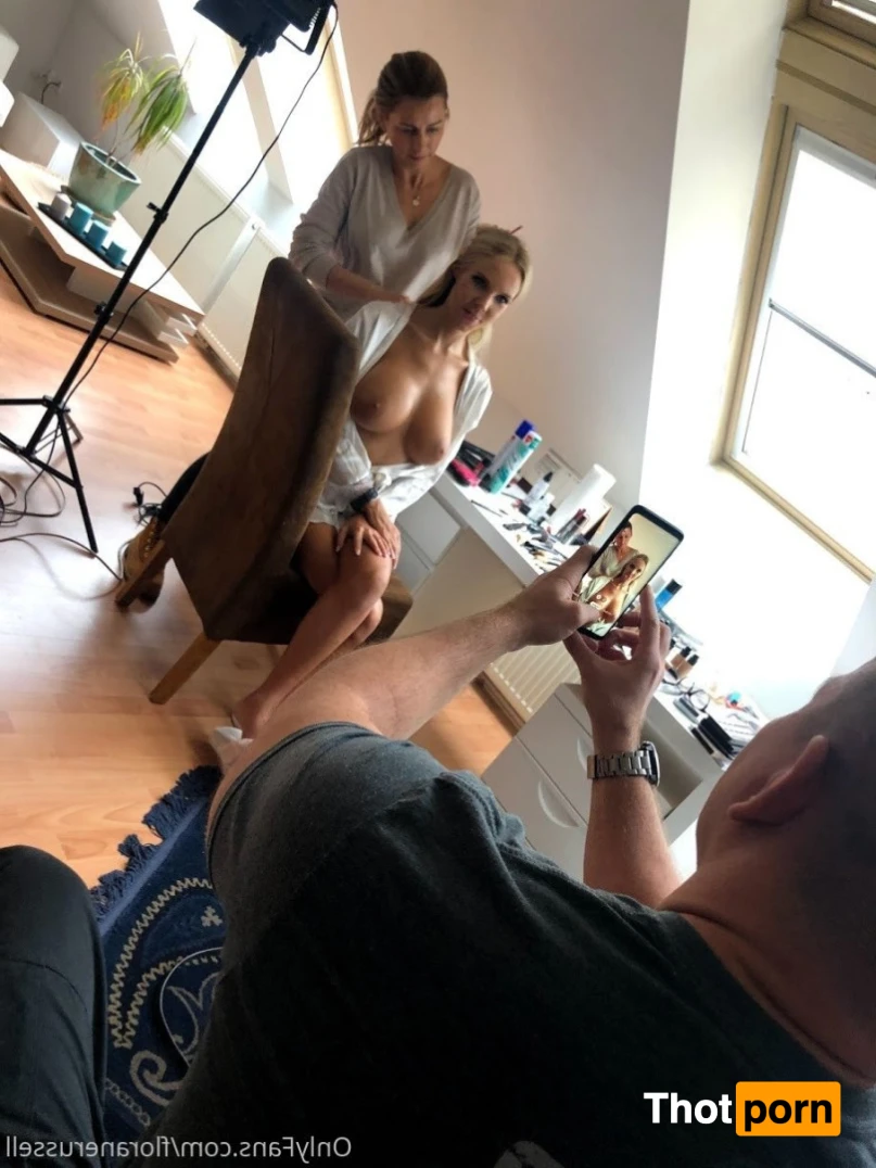 Florane Russell 15898195