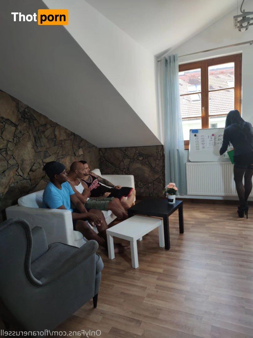 Florane Russell 15898509