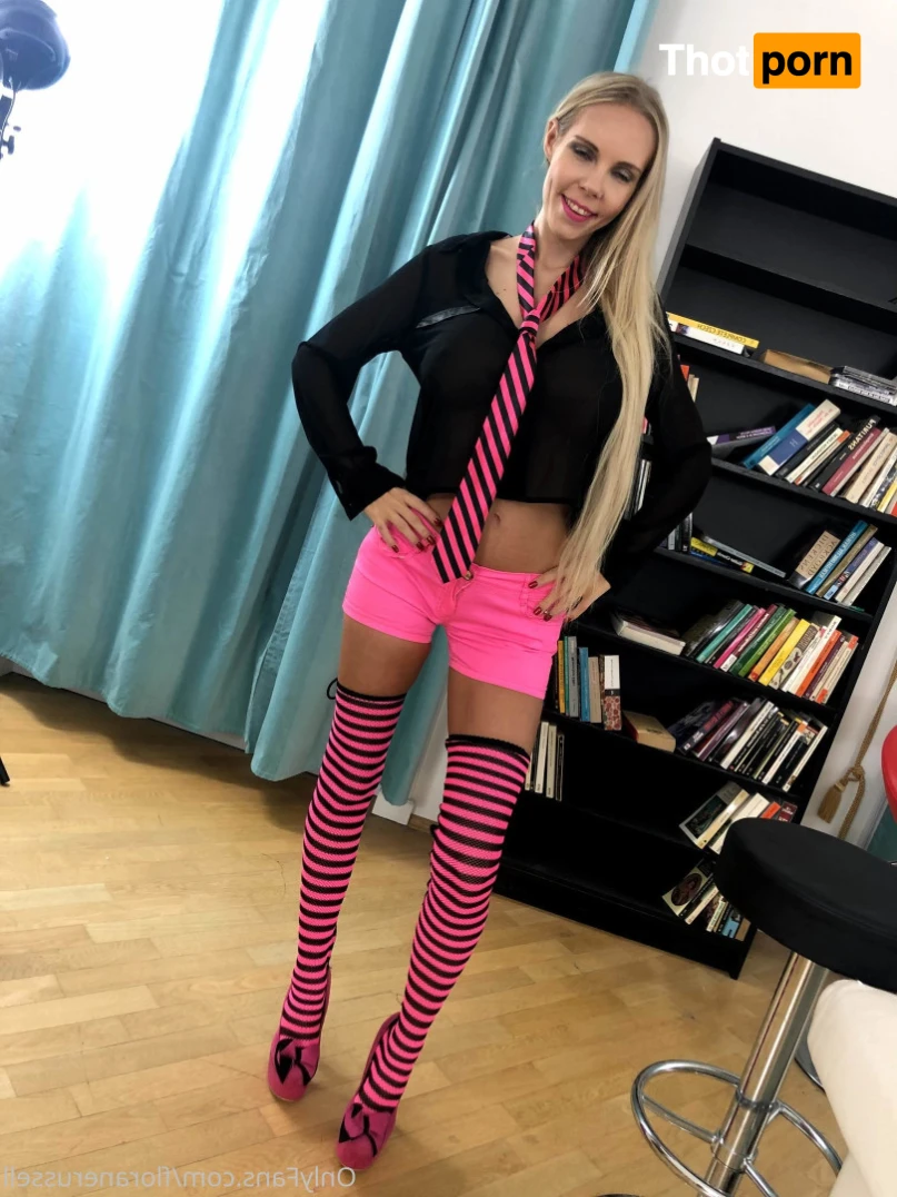 Florane Russell 15898630