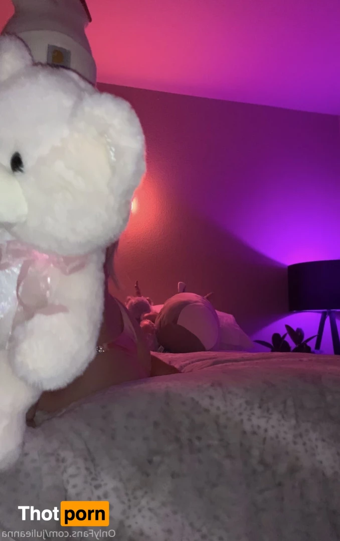 Julie Anna 🦄 7882870