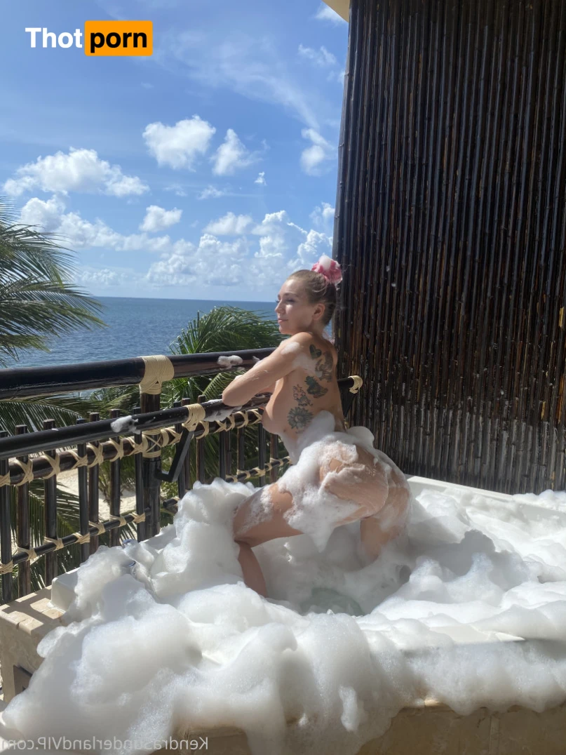 Kendra Sunderland 11511318