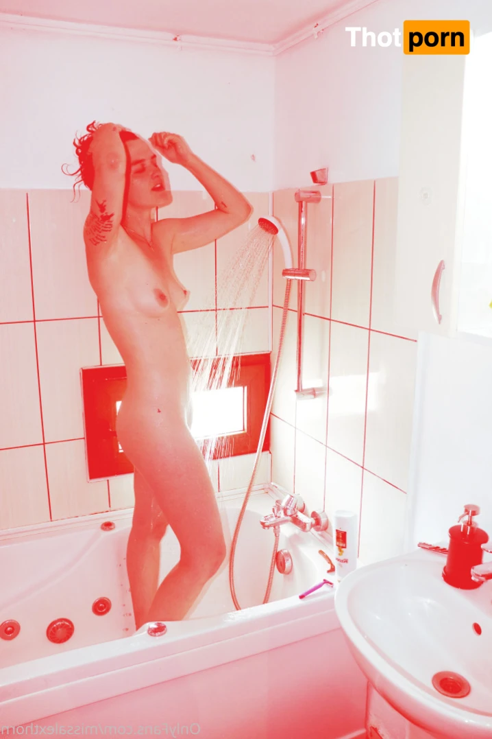 Alexandra Thorn 13332763