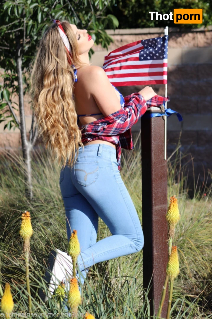 Queen Jennifer Marie - PREMIUM 12578967