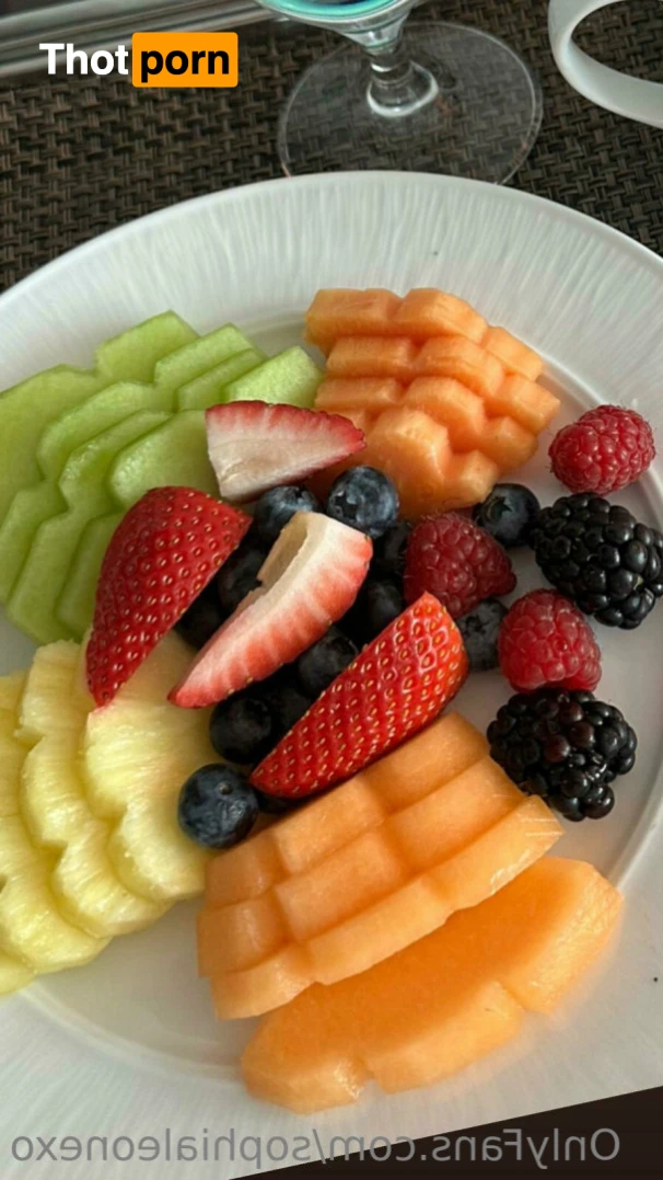 ѕσρнια ℓєσηє 15751392