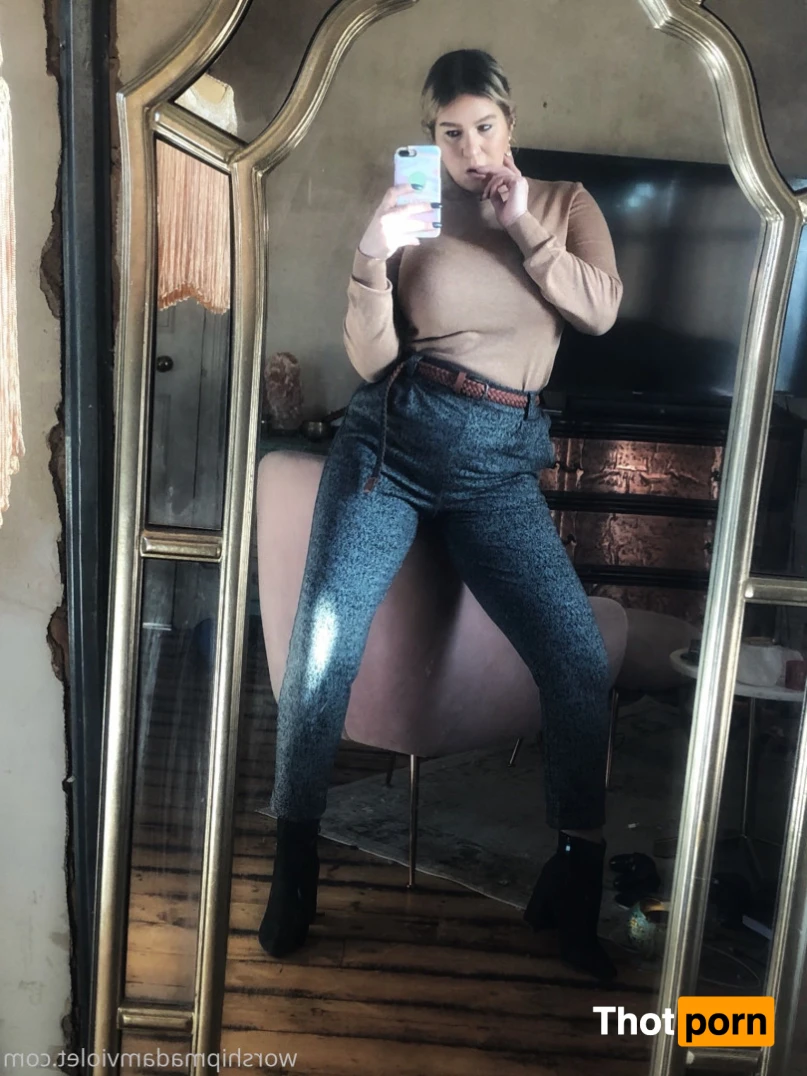 Madam Violet 16095845