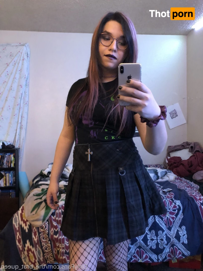 𝔱𝔥𝔢 𝔅𝔯𝔞𝔱 𝔔𝔲𝔢𝔢𝔫 🖤💀🏳️‍⚧️ 9073893