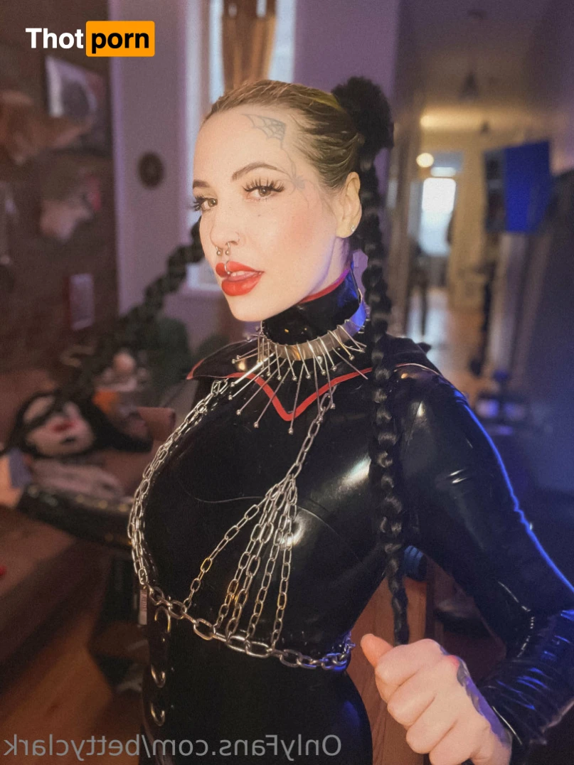 Backdoor Goth 🦇 13507570